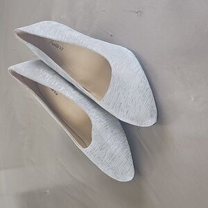 TROTTERS Ladies Gray Kiera classic pumps Size 9.5W  NWOT